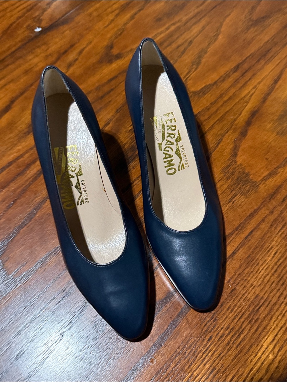 Salvatore Ferragamo classic blue Leather low heel Pumps size 5.5 NEW